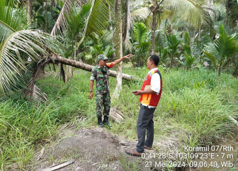 STOP KARHUTLA, Babinsa Koramil 07/Reteh Lakukan Patroli di Wilayah Binaan