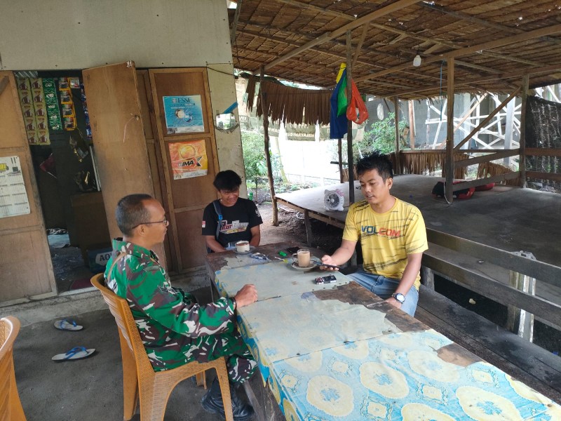 Babinsa Sertu Ichlas Kunjungi Kampung Pancasila, Bagi Manfaat Langsung ke Warga