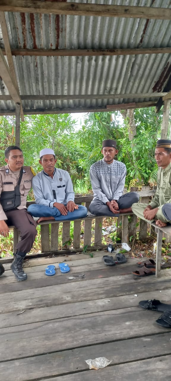 Sambangi Masyarakat, Bhabinkamtibmas Desa Gembira Brigadir Sebi Kurniawan Beri Himbauan Kamtibmas