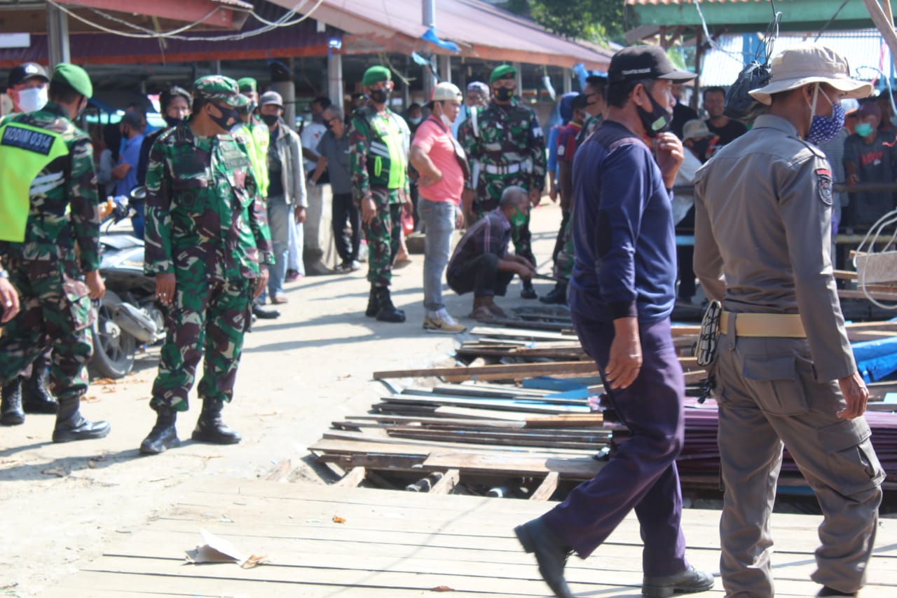 Kodim 0314/Inhil Bantu Pengawalan Penertiban Bangunan Liar di Pasar Terapung