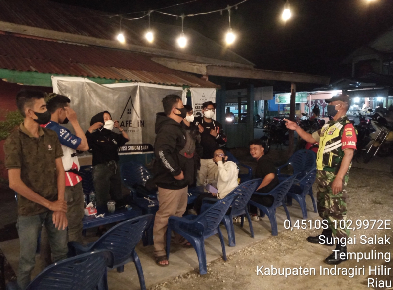 Babinsa 03/Tempuling Tegur Pemuda yang Tidak Memakai Masker saat Ngumpul