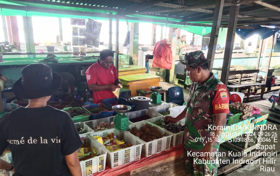 Babinsa Koramil 04/Kuindra Rutin Pantau Pedagang Sayur Saat Musim Pasang Besar