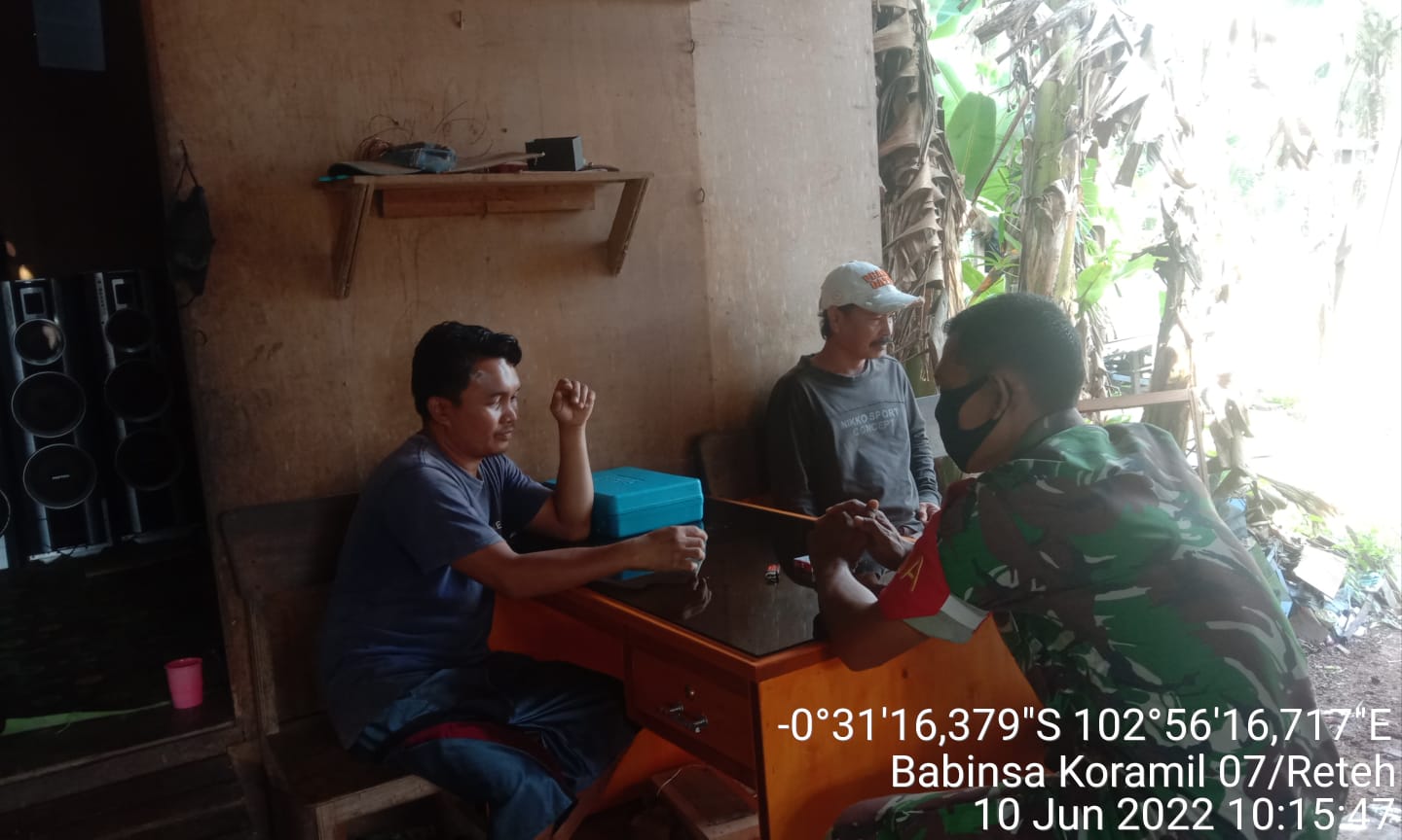 Agar Terjalin Hubungan Harmonis dan Kerjasama, Babinsa Koramil 07/Reteh Tetap Laksanakan Komsos