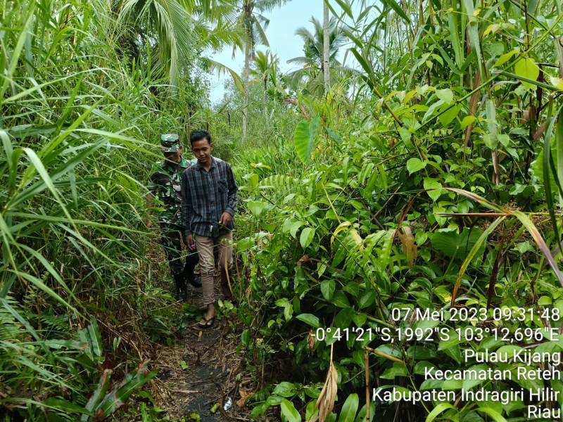 Babinsa Koramil 07/Reteh Tegakkan Sosialisasi dan Patroli Di Wilayah Terkait Karhutla