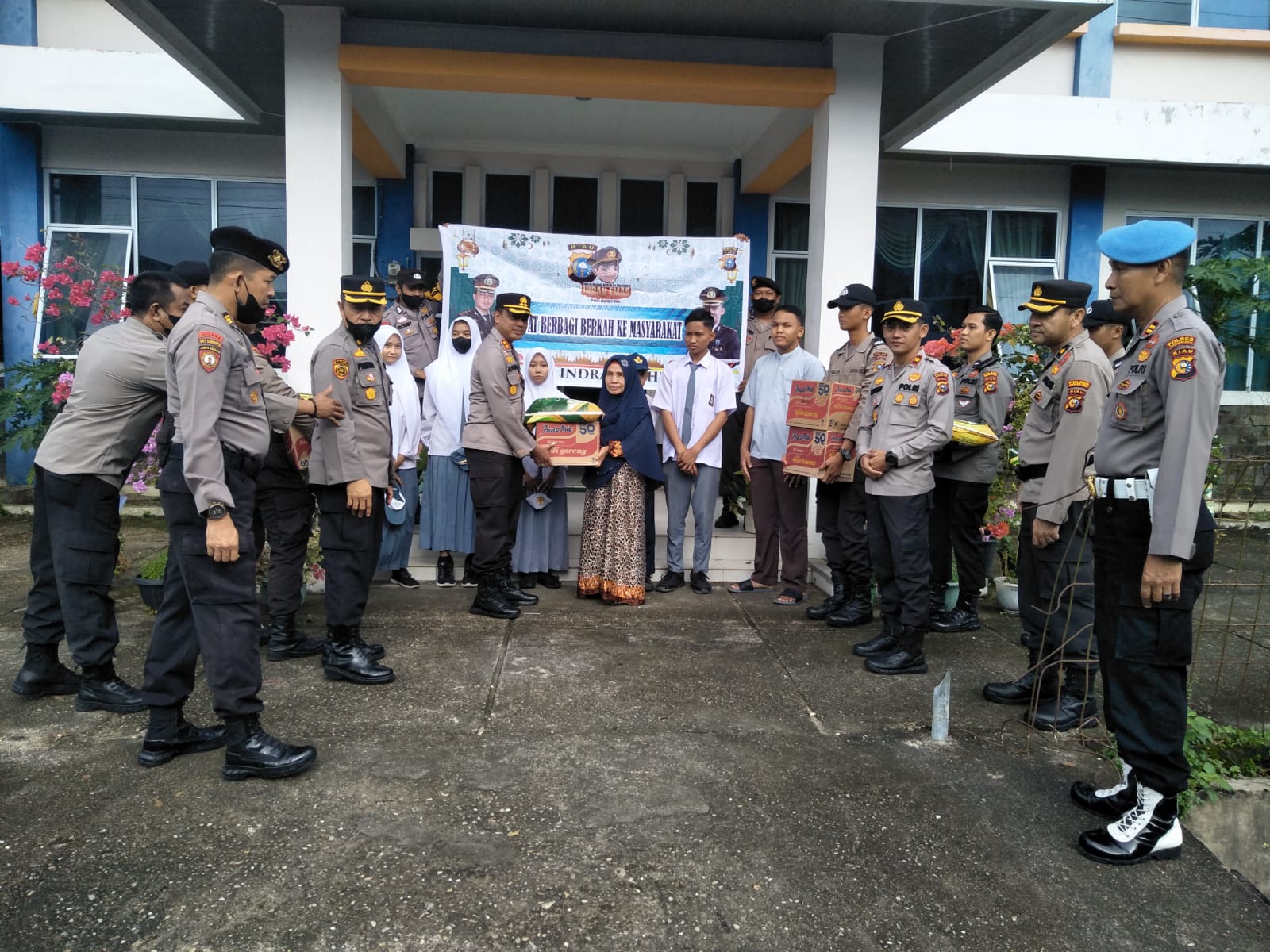 Pekan Ini, Panti Asuhan Bakti Pertiwi Rengat Terima Program Jubah Emas