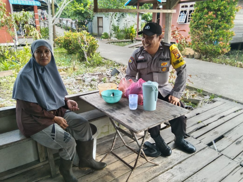 Sambang Door To Door Bhabinkamtibmas Ajak Warga Wujudkan Kamtibmas Yang Kondusif