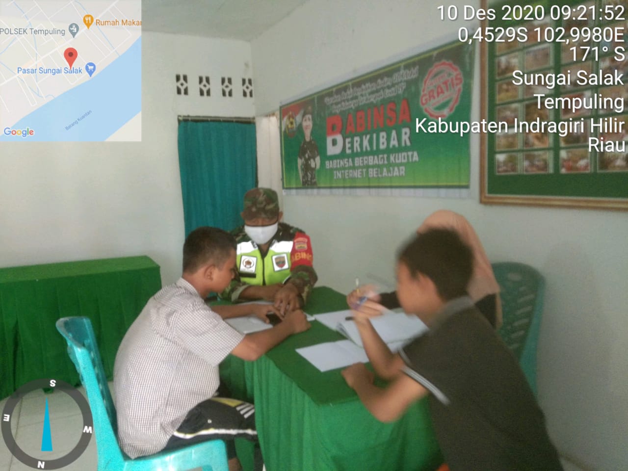 Covid-19 Belum Berakhir, Babinsa Koramil 03/Tempuling Terus Bantu Pelajar Belajar Daring