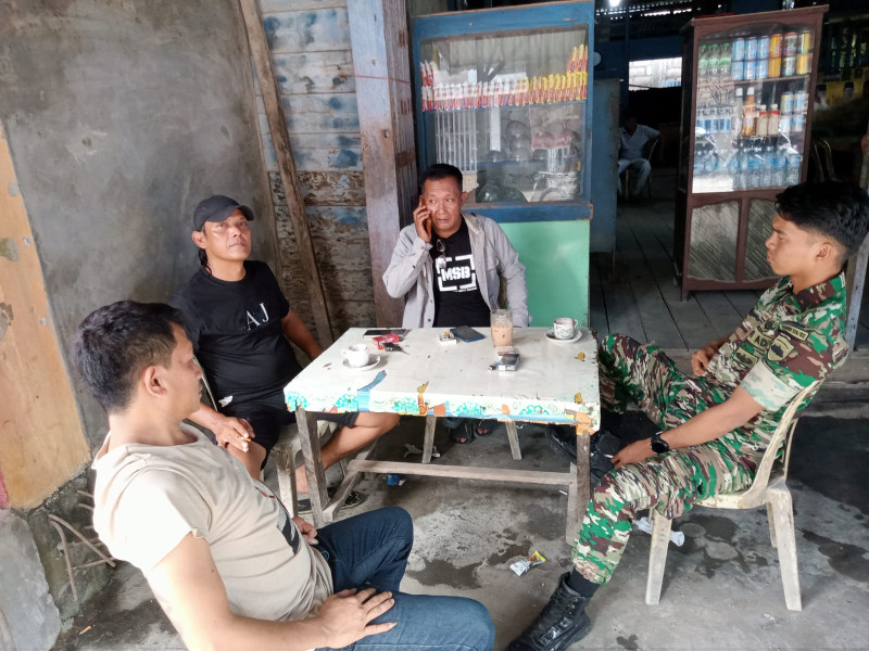 Babinsa Pratu Salman Jalin Kebersamaan dan Kekompakan Melalui Komsos di Binaan