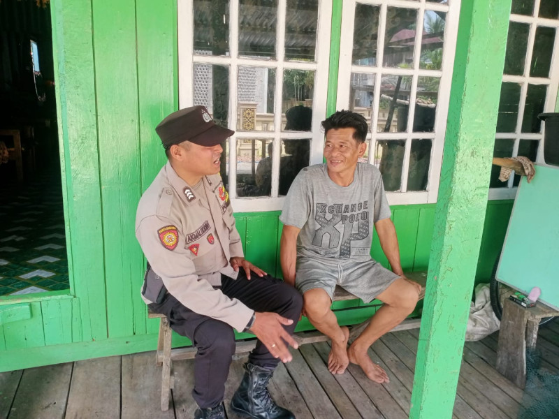 Bhabinkamtibmas Polsek Gaung Brigadir Akmaluddin Berikan Sosialisasi Antisipasi Hoax Jelang Pilkada 2024