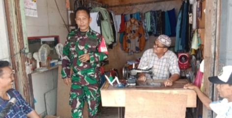 Babinsa 05/Gas Kopda Umar Nasution Ciptakan Keakraban dengan Warga Binaan Melalui Komsos