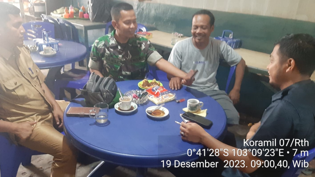 Jaga Kebersamaan dan Kekompakan Bersama Koramil 07/Reteh dan Guru Sekolah Melalui Komsos