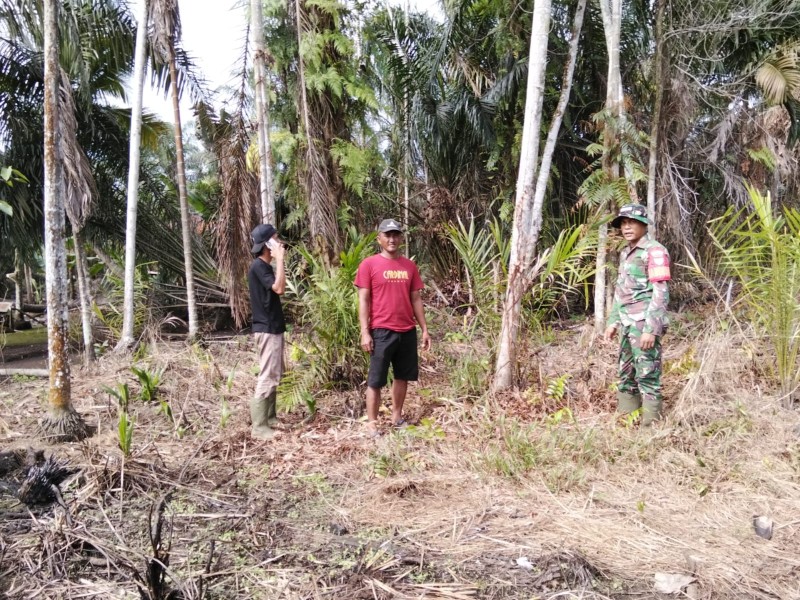 Jejak Serda Suirwansah di Tapal Batas Rumbai Jaya: Pastikan Wilayah Aman dari Ancaman Api