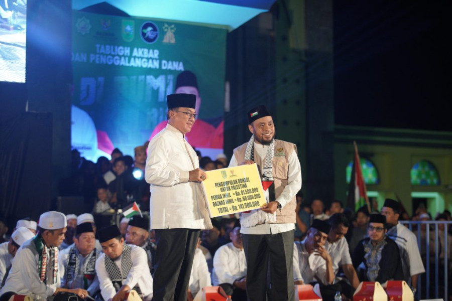 Hadiri Tablig Akbar Menggalang Donasi Untuk Palestina Bersama Ustadz Abdul Somad, Bupati HM Wardan Serahkan Bantuan
