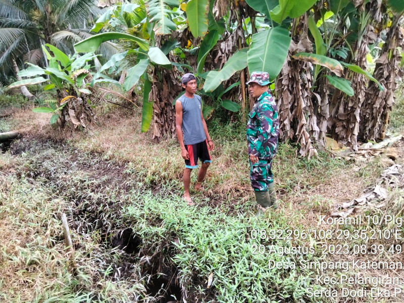 Babinsa Koramil 10/Pelangiran Pantau Karhutla di Desa Simpang Kateman Guna Kenyamanan Lingkungan