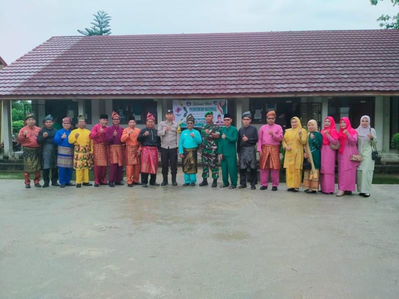 Pendidikan adalah Kunci Utama: Danramil 09/Kemuning Hadiri Peringatan Hari Pendidikan Nasional