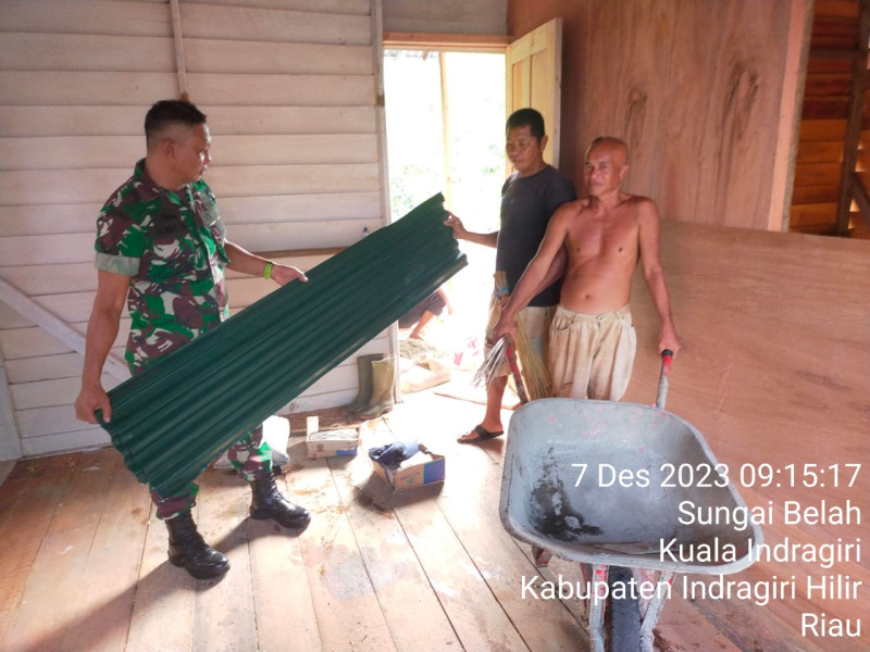 Timbulkan Rasa Kebersamaan dan Kekompakan, Babinsa Koramil 04/Kuindra Giat Goro Untuk Memperbaiki Rumah Warga