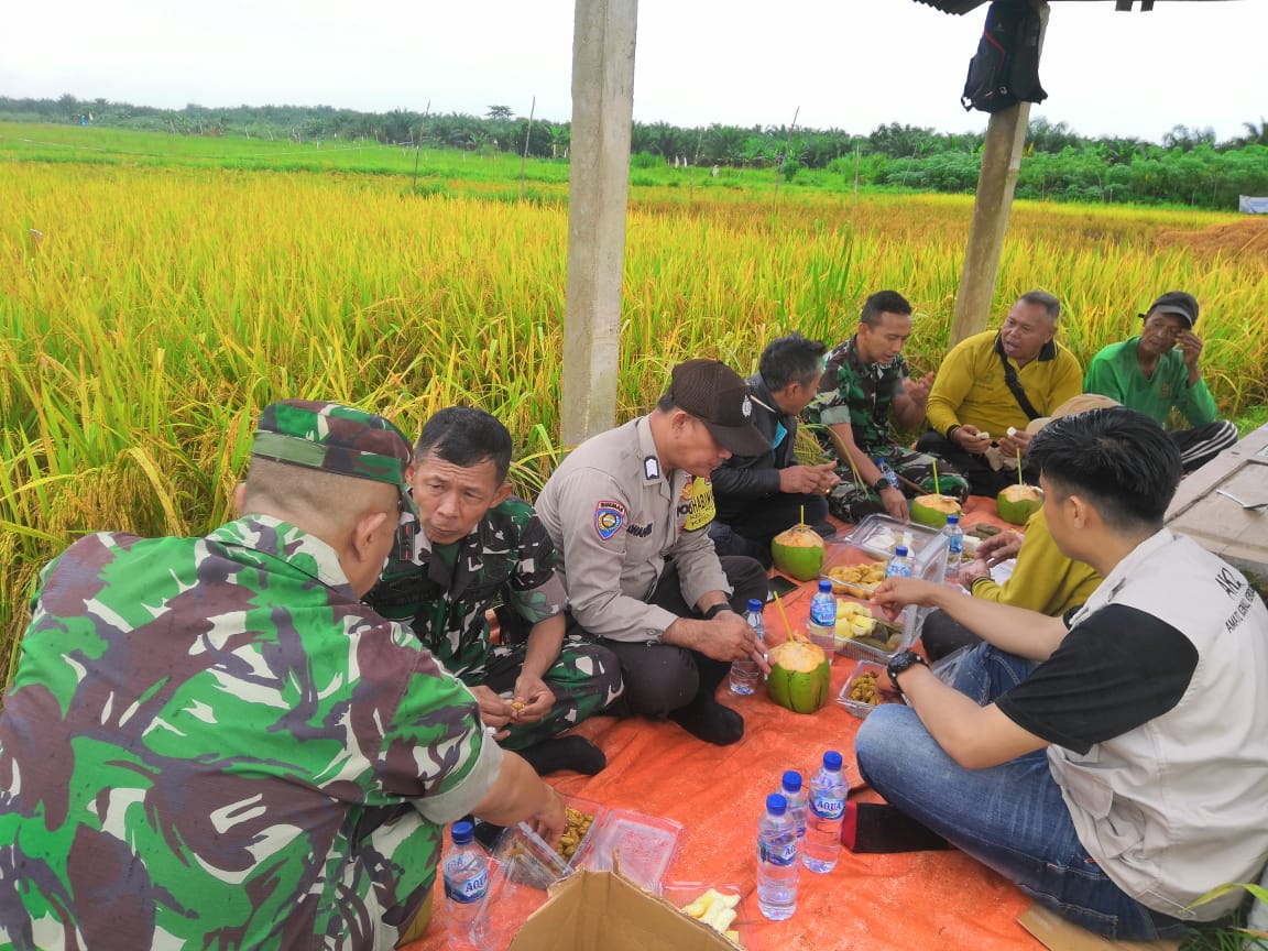 Dandim 0314/Inhil Didampingi Danramil 03/Tempuling Nikmati Makan Siang Bersama Petani