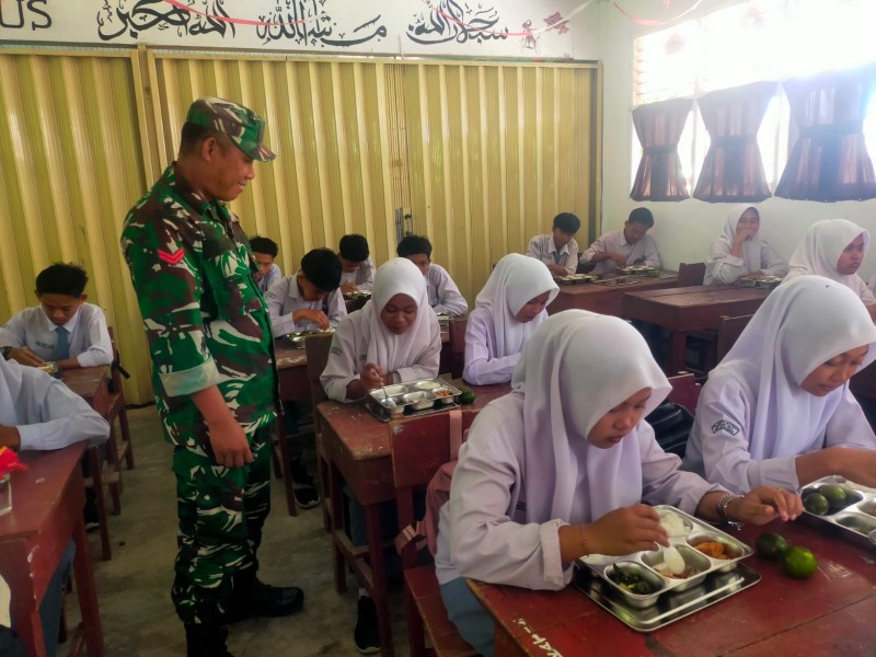 Babinsa Koramil 09/Kemuning Dampingi Kegiatan Makan Sehat Bergizi di Desa Keritang Hulu