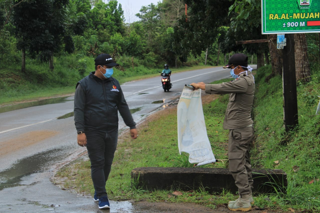 Masuk Hari Ke -15 Tahapan Kampanye, 21 Baliho dan 811 Spanduk Tak Sesuai Aturan Ditertibkan Bawaslu  Masuk Hari Ke -15 Tahapan Kampanye, 21 Baliho dan 811 Spanduk Tak Sesuai Aturan Ditertibkan Bawaslu