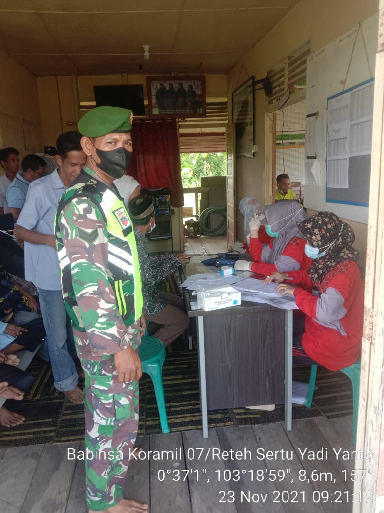 Babinsa Koramil 07/Reteh Dampingi Vaksinasi di Desa Pandan Sari