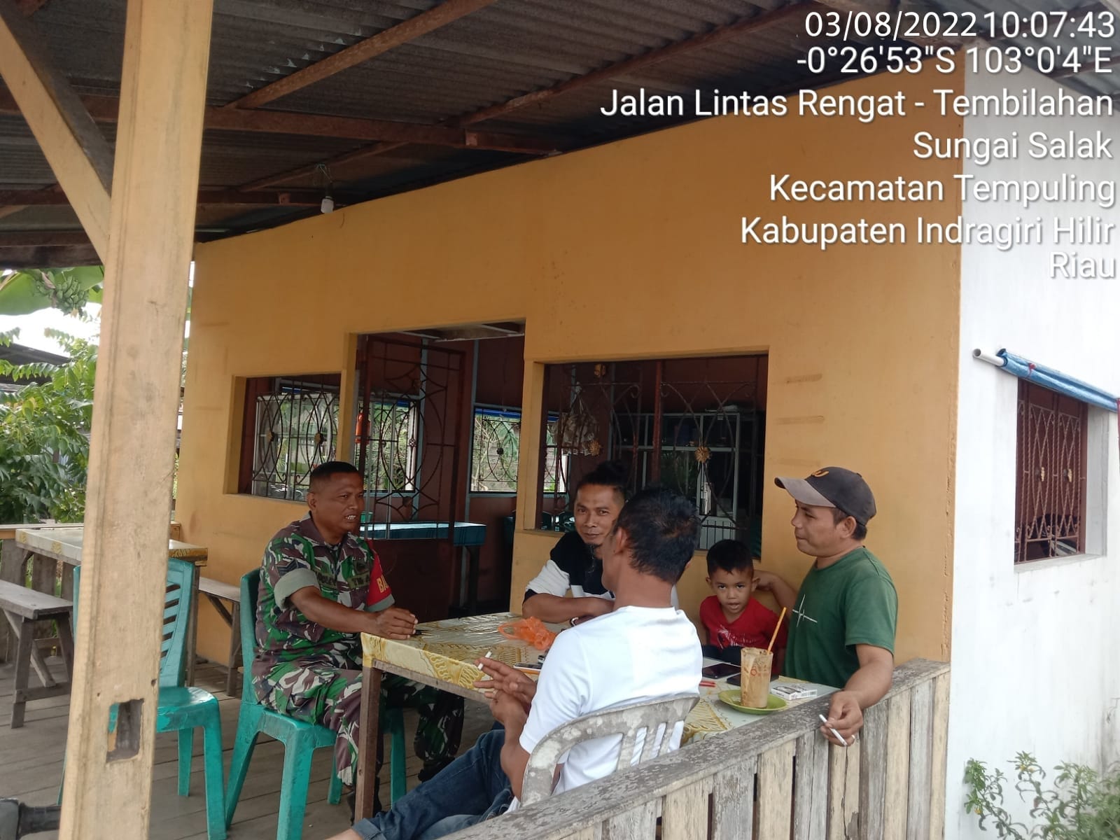 SERKA NURYADI BABINSA 03/TEMPULING KOMSOS DENGAN TOKOH PEMUDA DI DESA BINAAN