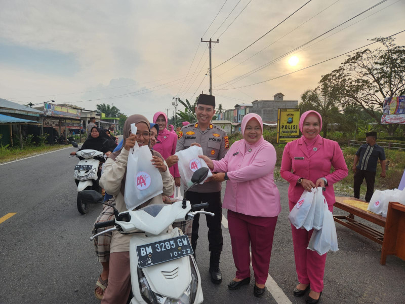 Polsek Kempas bersama Bhayangkari Berbagi Takjil Ramadhan, Jelang Waktu Berbuka Puasa