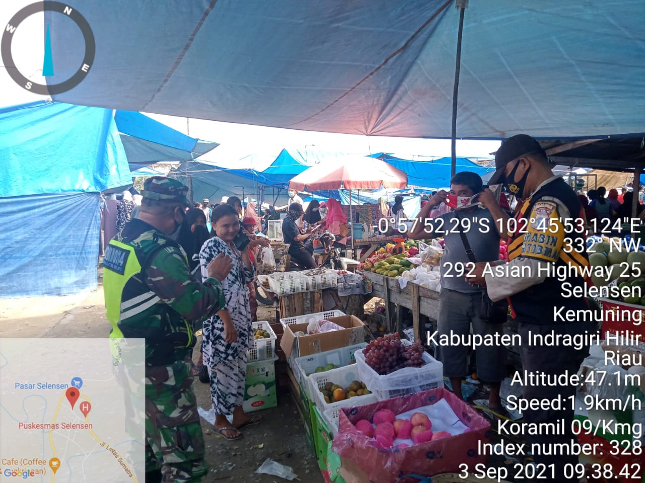 Babinsa Kemuning dan Bhabinkamtibmas Pantau Penegakan Protkes di Pasar Tradisional Kelurahan Selense