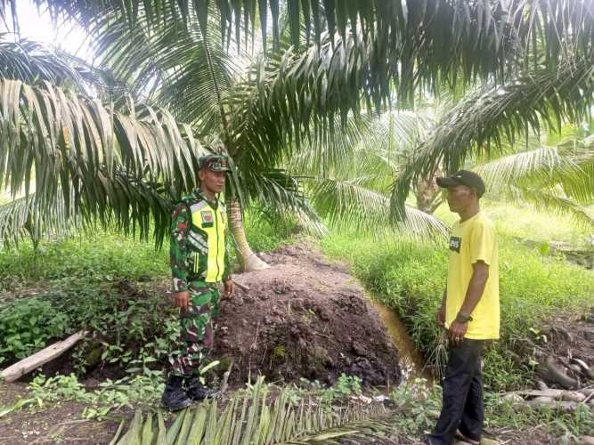 Babinsa Koramil 04/Kuindra Patroli Karlahut Bersama Warga Di Wilayah Binaan