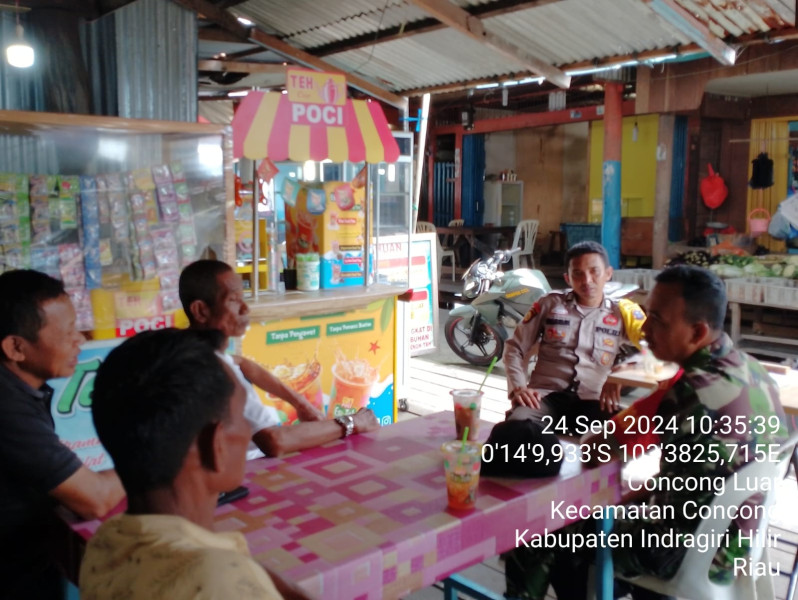 Babinsa Pos Ramil Concong Koramil 04/Kdr Bersama Bhabinkamtibmas Polsek Concong Bripka Yuri Ciptakan Kamtibmas Menjelang Pilkada