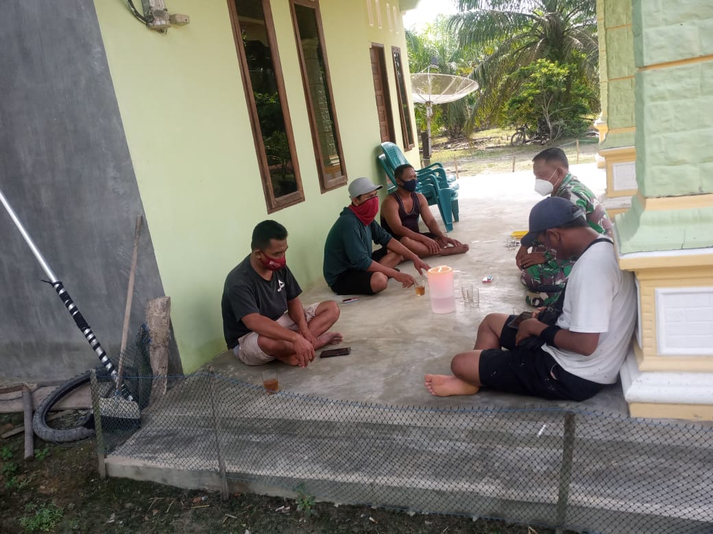 Satgas TMMD Manfaatkan Waktu Istirahat Untuk Komsos Dengan Warga