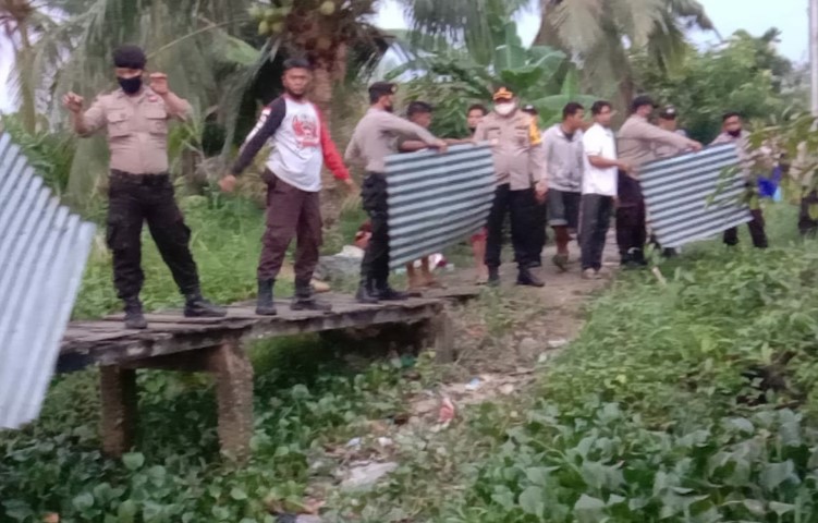Kapolres Inhil Ikut Berjibaku Evakuasi Sisa-sisa Akibat Longsor di Seberang
