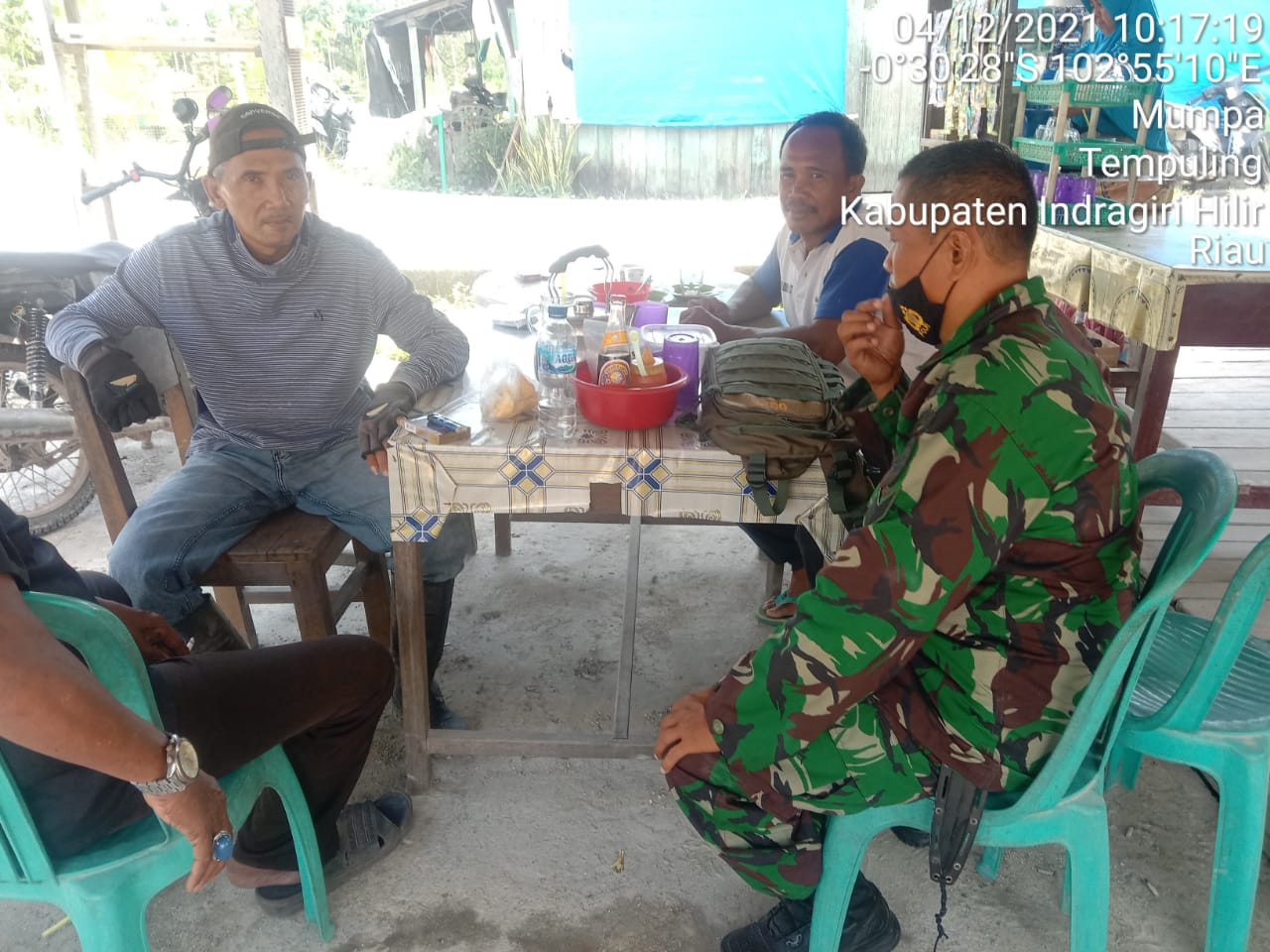 Eratkan Keharmonisan Bersama Warga Binaan, Babinsa 03/Tempuling Melaksanakan Komsos