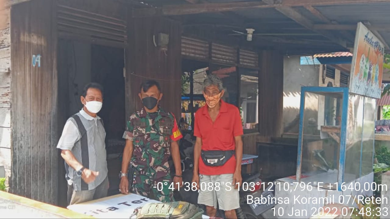 Babinsa Serda Asikin Komsos Bersama Tokoh Masyarakat Desa Sungai Undan