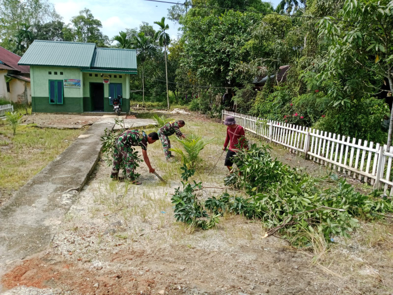 Ciptakan Kebersihan Lingkungan, Babinsa Koramil 09/Kemuning Laksanakan Goro di Pekarangan Kantor Pos Ramil