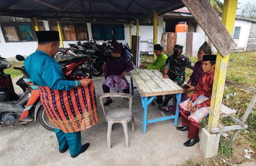 Babinsa Koramil 03/Tempuling Jalin Komsos Dengan Tokoh Agama