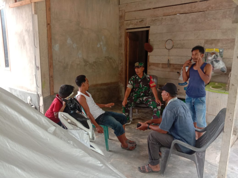 Bersama Tomas, Babinsa Koramil 09/Kemuning Jalin Hubungan Baik