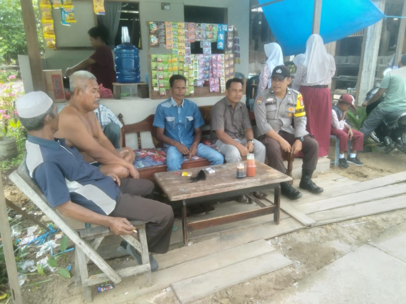 Jelang Pilkada, Bhabinkamtibmas Desa Simpang Gaung Aiptu Safrizal Zufri Ajak Masyarakat Hindari Berita Hoax