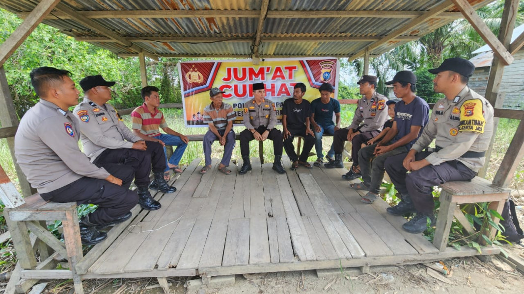 Polsek Kempas Jalin Silaturrahmi dengan Masyarakat, Gelar Jumat Curhat dan Pemberian Sembako