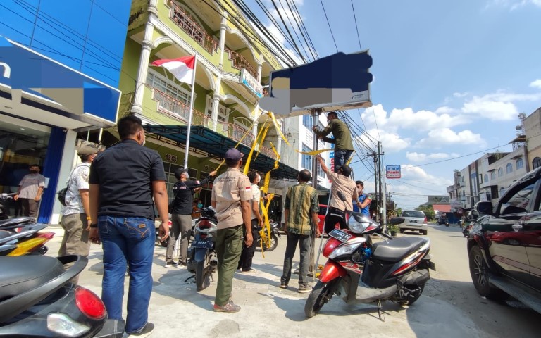 Segel Reklame Akhirnya Dibuka Satpol PP Inhil