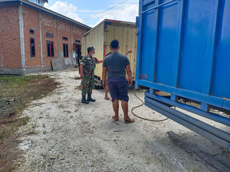 Babinsa Koramil 09/Kemuning Bantu Warga Yang Kena Terpuruk Mobil di Desa