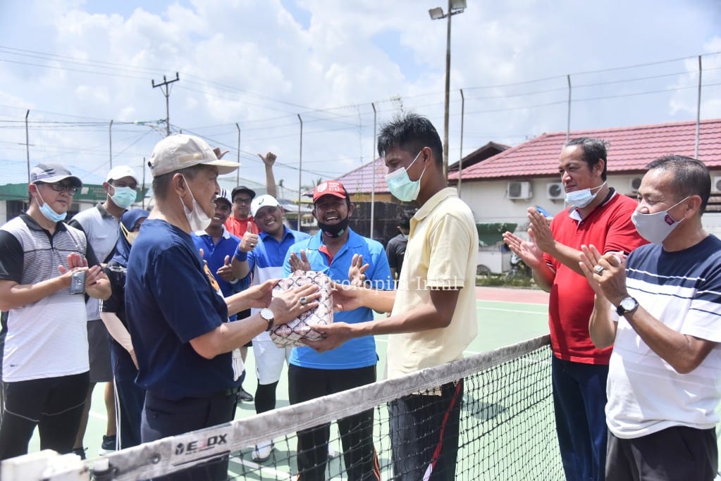 Pengcab Pelti Berikan Bingkisan kepada Kepala Imigrasi Tembilahan