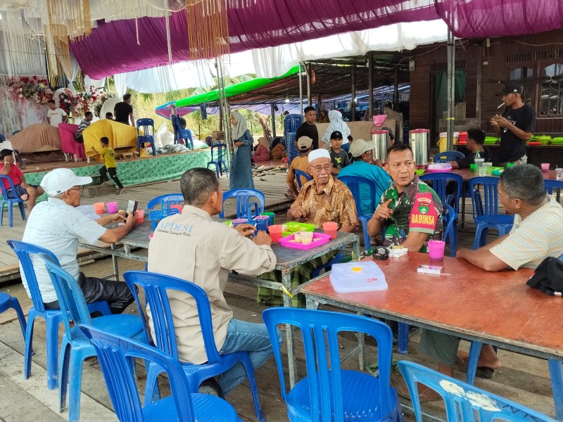 Babinsa Koramil 07/Reteh Laksanakan Pengawasan SDM dan Silahturahmi dengan Masyarakat