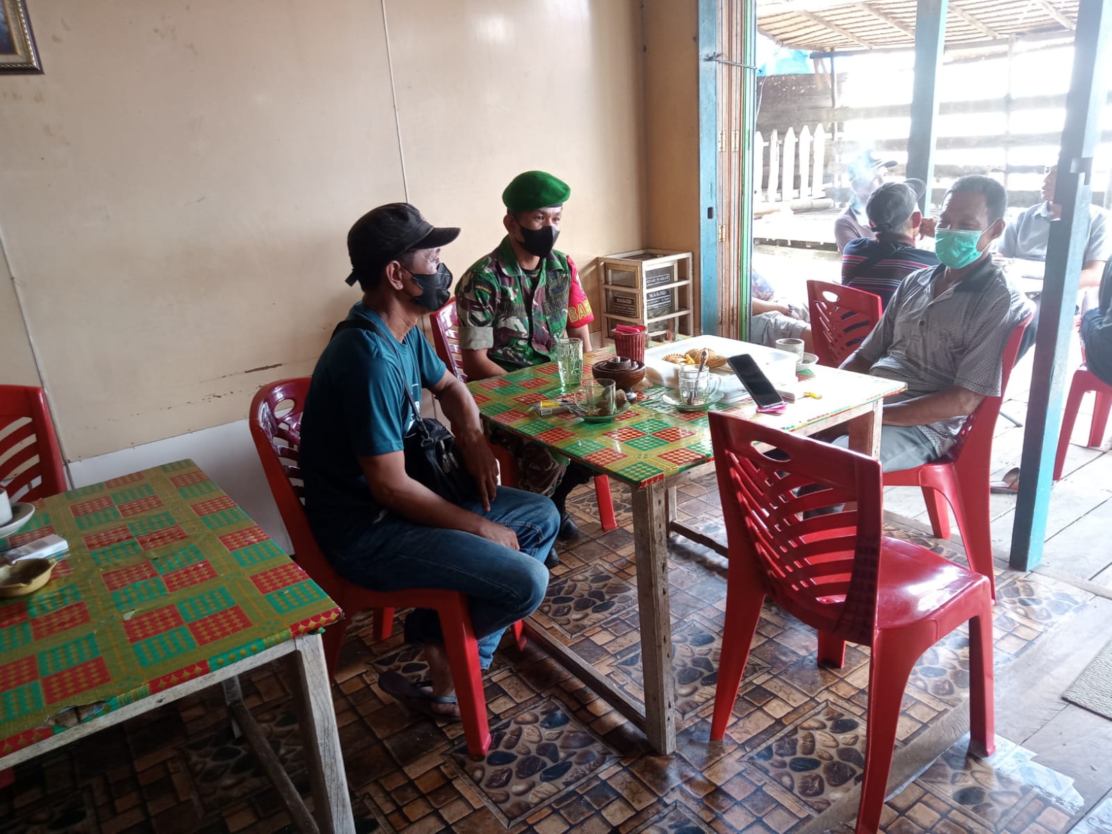 Eratkan Hubungan, Babinsa Koramil 04/Kuindra Rutin Komsos di Tanjung Lajau