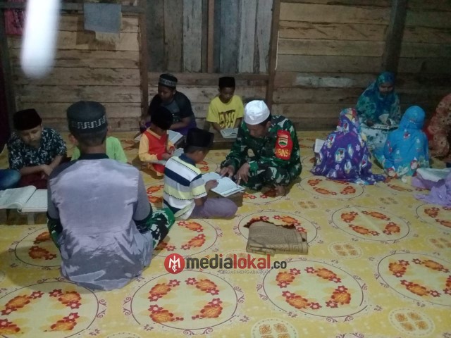 Babinsa Koramil 09/Kemuning Sertu M Hatta Turut Bimbing Magrib Mengaji di Desa Kuala Lemang