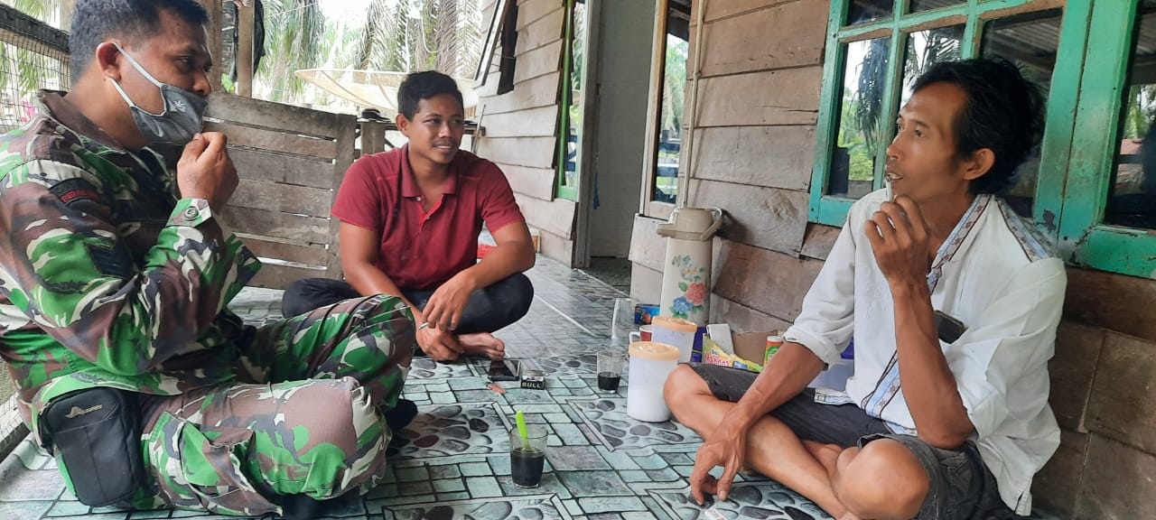 Sambangi Ketua RT 03 Desa Kulim Jaya, Ini Yang Dikatakan Babinsa