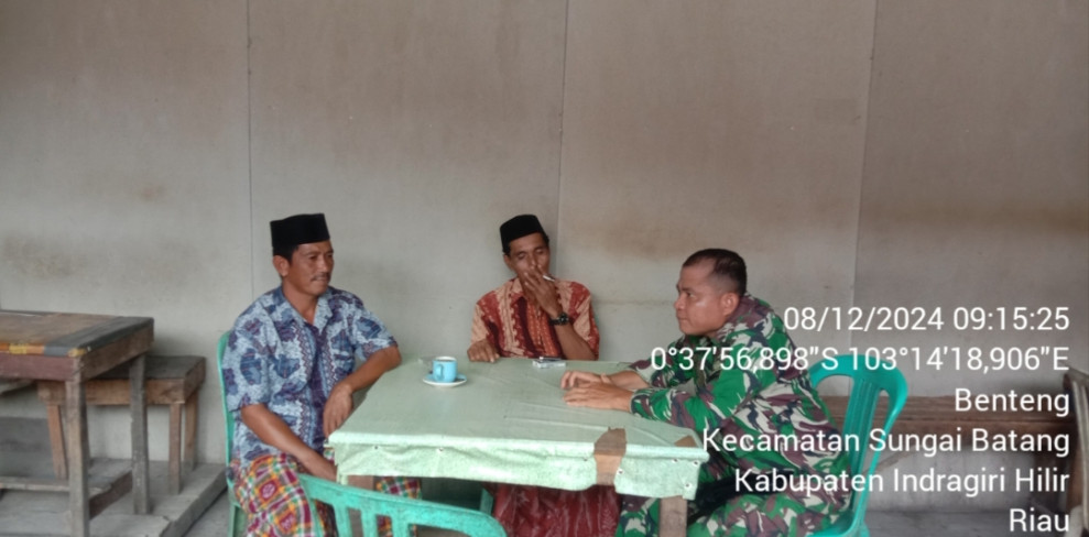 Babinsa Koramil 07/Reteh, Serka M. Hasan Gelar Komsos untuk Perkuat Hubungan dengan Masyarakat