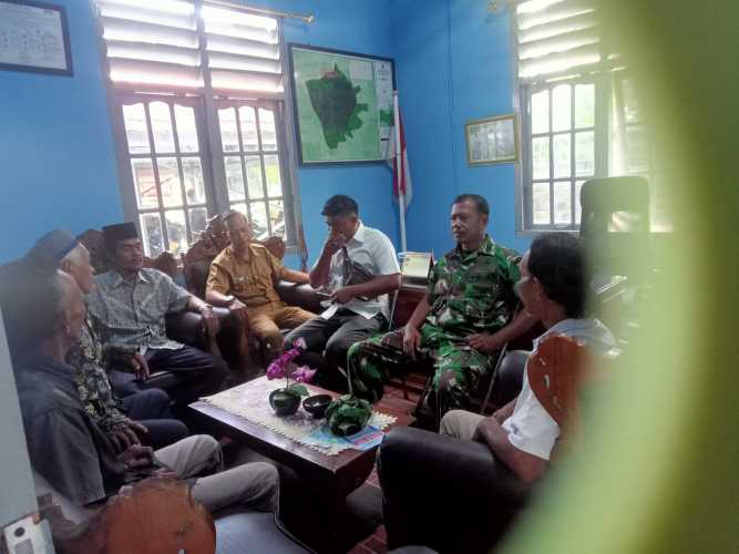 Bersama Aparat Desa, Babinsa Koramil 09/Kemuning Laksanakan Komsos