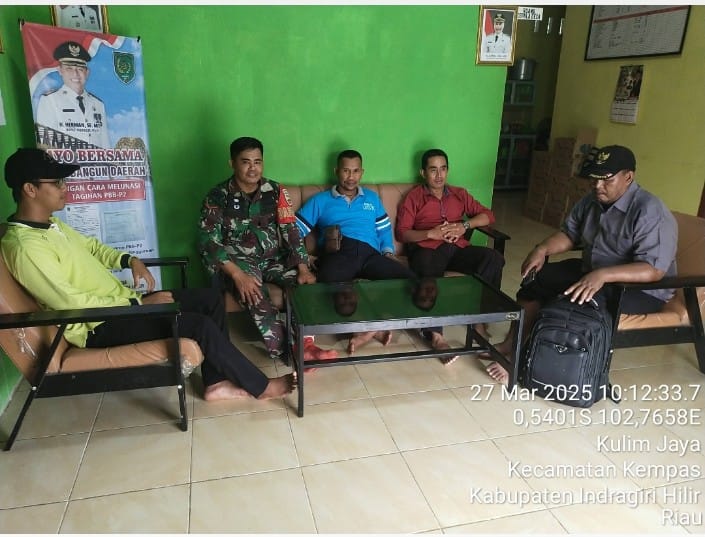 Ciptakan Situasi Aman dan Kondusif Jelang Idul Fitri, Babinsa Koramil 03/Tpl Komsos Dengan Perangkat Desa