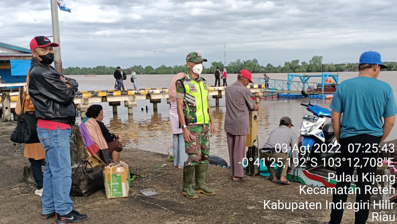 Babinsa Koramil 07/Reteh Lakukan Pengecekan di Posko Penegakan Disiplin Prokes
