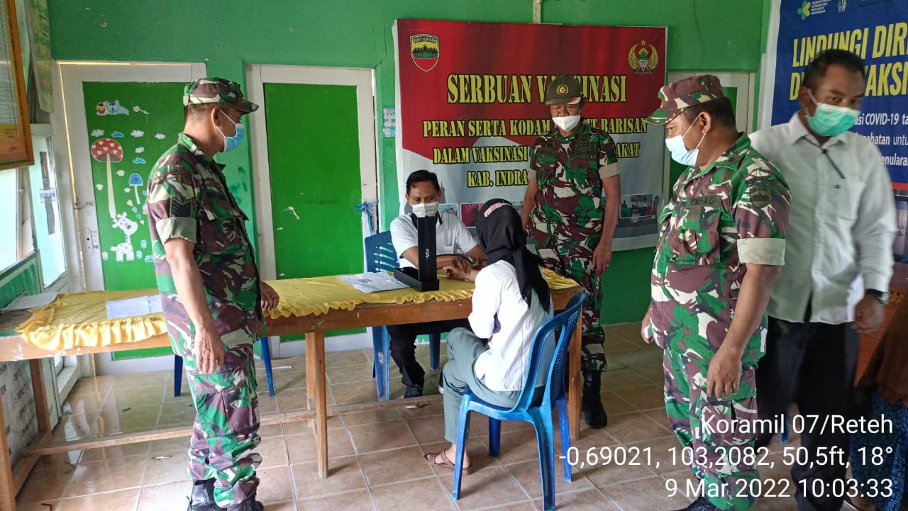 Laksanakan PAM Suntik Vaksin Astrazeneka Oleh Babinsa Koramil 07/Reteh